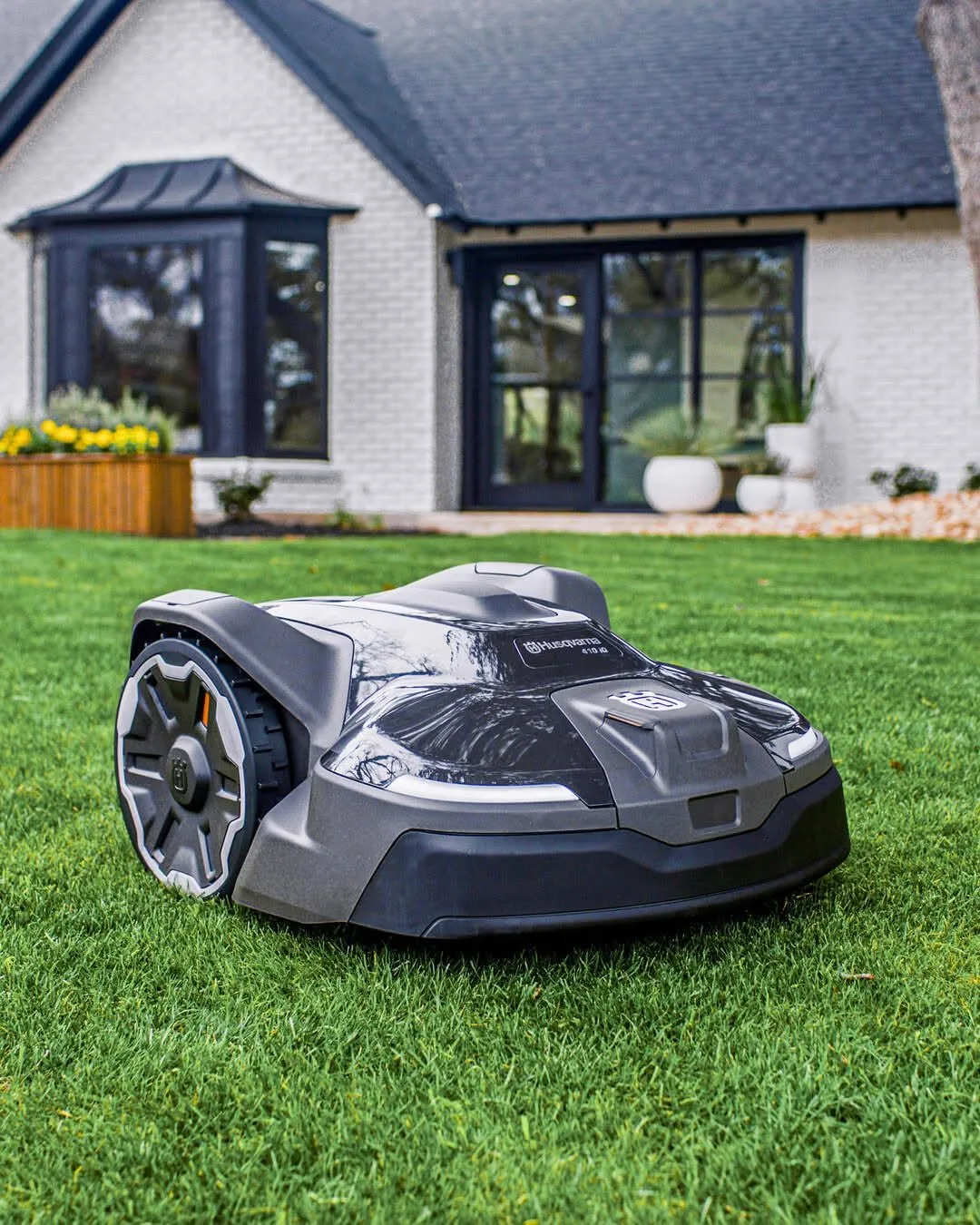 Tondeuse robotisée Husqvarna Automower sur pelouse résidentielle